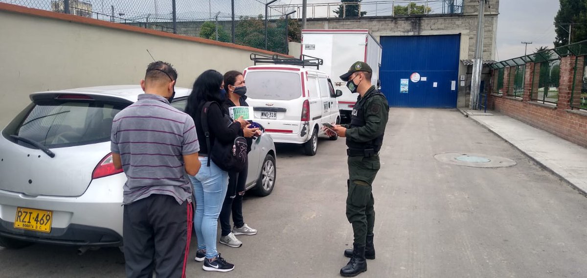 PoliciaBogota's tweet photo. Haga parte de nuestras alianzas estratégicas contra el secuestro y la extorsión, el grupo de prevención @GaulaPolicia #Bogotá  está para orientarlo. #Línea165. https://t.co/hqYnqvRJPQ