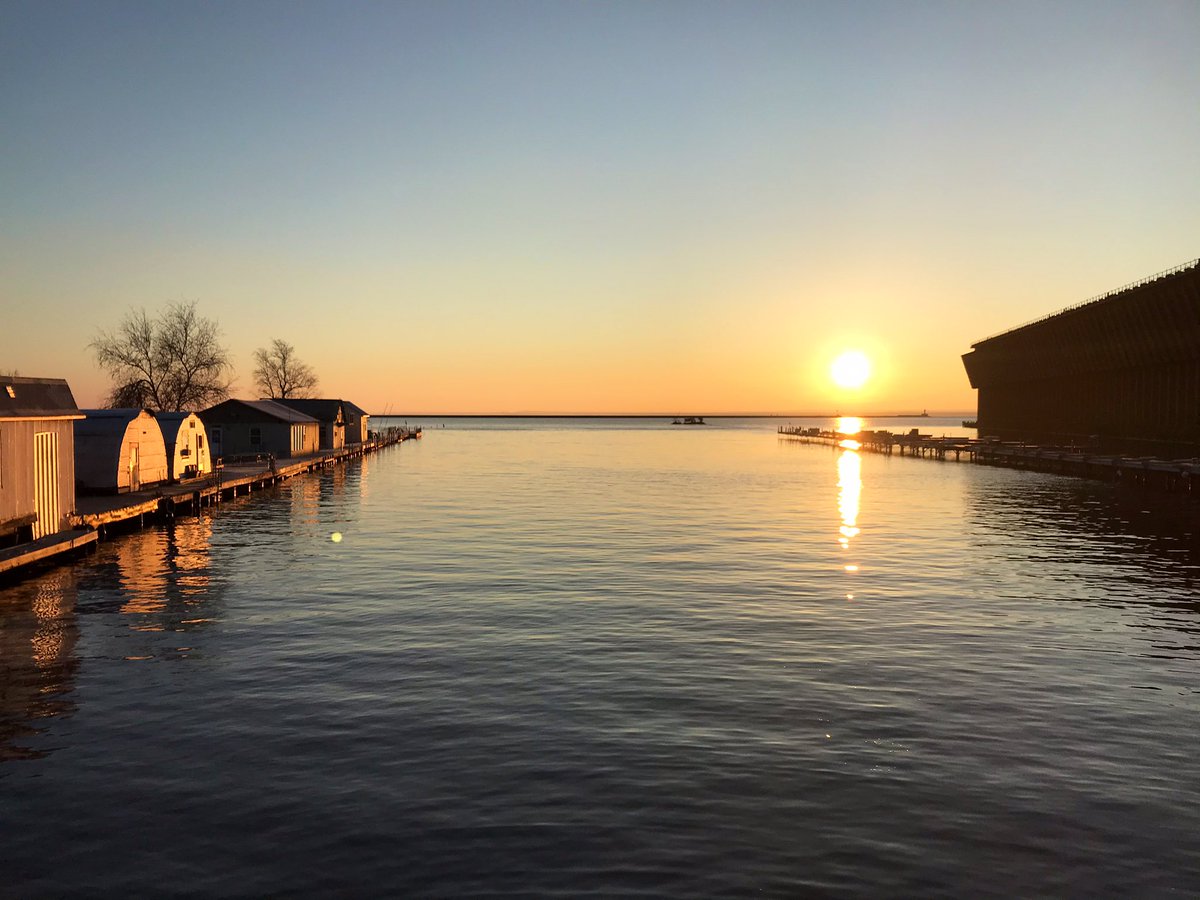 Sunrise 692. Bea says I’m an artist, but I’ve still gotta get a grip on this imposter syndrome.  #innerconfidence &ndash; bei  Thill's Fish House