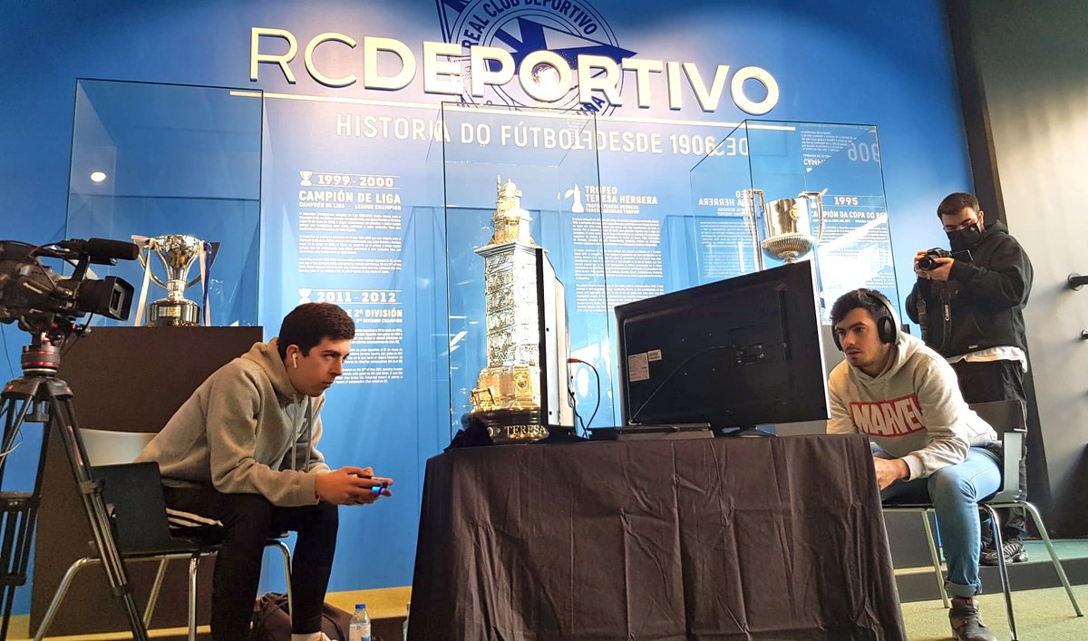 teresaherreragg's tweet photo. ๐๐ข Viviendo a tope la GRAN FINAL del Trofeo #eteresaherrera en la #Deportienda! ๐ฅ๐ฎ
Pronto conoceremos el podio de este aรฑo! ๐ฅ๐ฅ๐ฅ
#TROFEOeTH #gaming #esports @coruna_deportes @RCDeportivo @GameBoks @WeenGames @galiciaesports https://t.co/3u9nOwQMZb