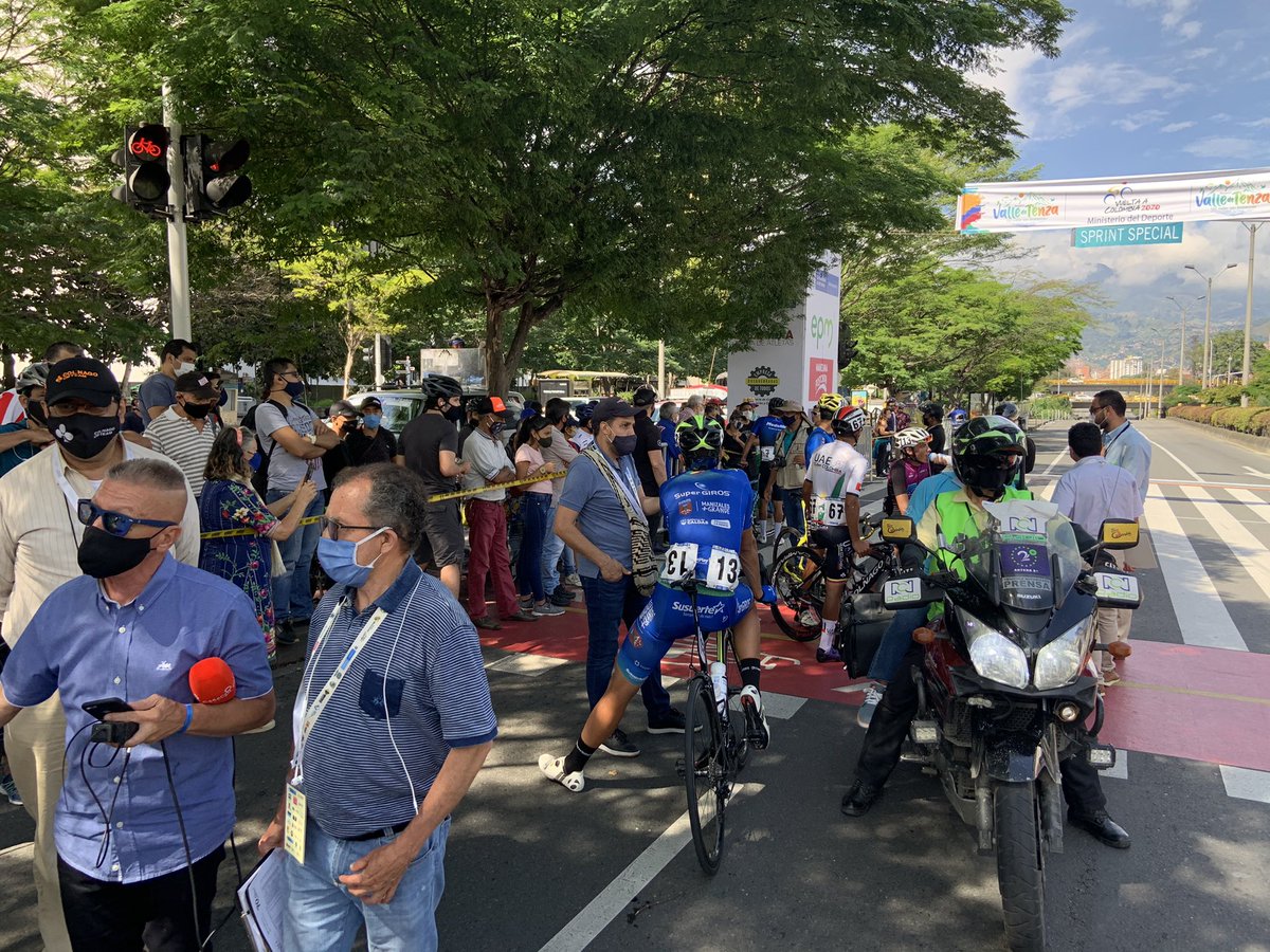 DiegoSandovalR's tweet photo. Por el mal estado de algunas vías y algunos tramos peligrosos se suspende el circuito de la Vuelta a Colombia en Medellín. Se retomarían las vueltas restantes, se rodaría con calma y todo se definirá en el ascenso a Santa Elena https://t.co/XTa7tQckmo