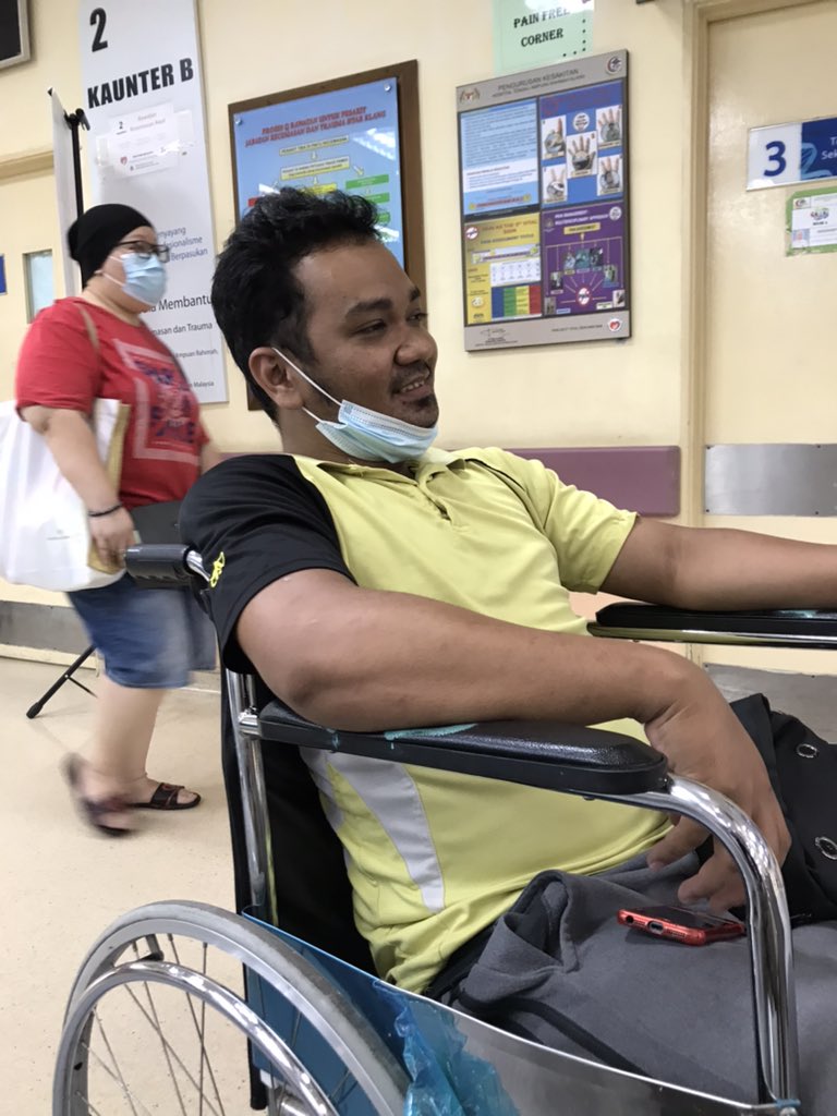 AlifMohdNor's tweet photo. Nak pesan dekat kawan2 yang selalu angkat barang berat. Tolong amalkan cara angkat yang betul. Bercangkung bukan bongkok kalau nak angkat barang. Tak kira ringan atau berat.

Membe aku baru kena tadi. Meletup pinggang. Belum tahu result.
Tapi langsung tak boleh bangun/duduk https://t.co/pjNilPqShj