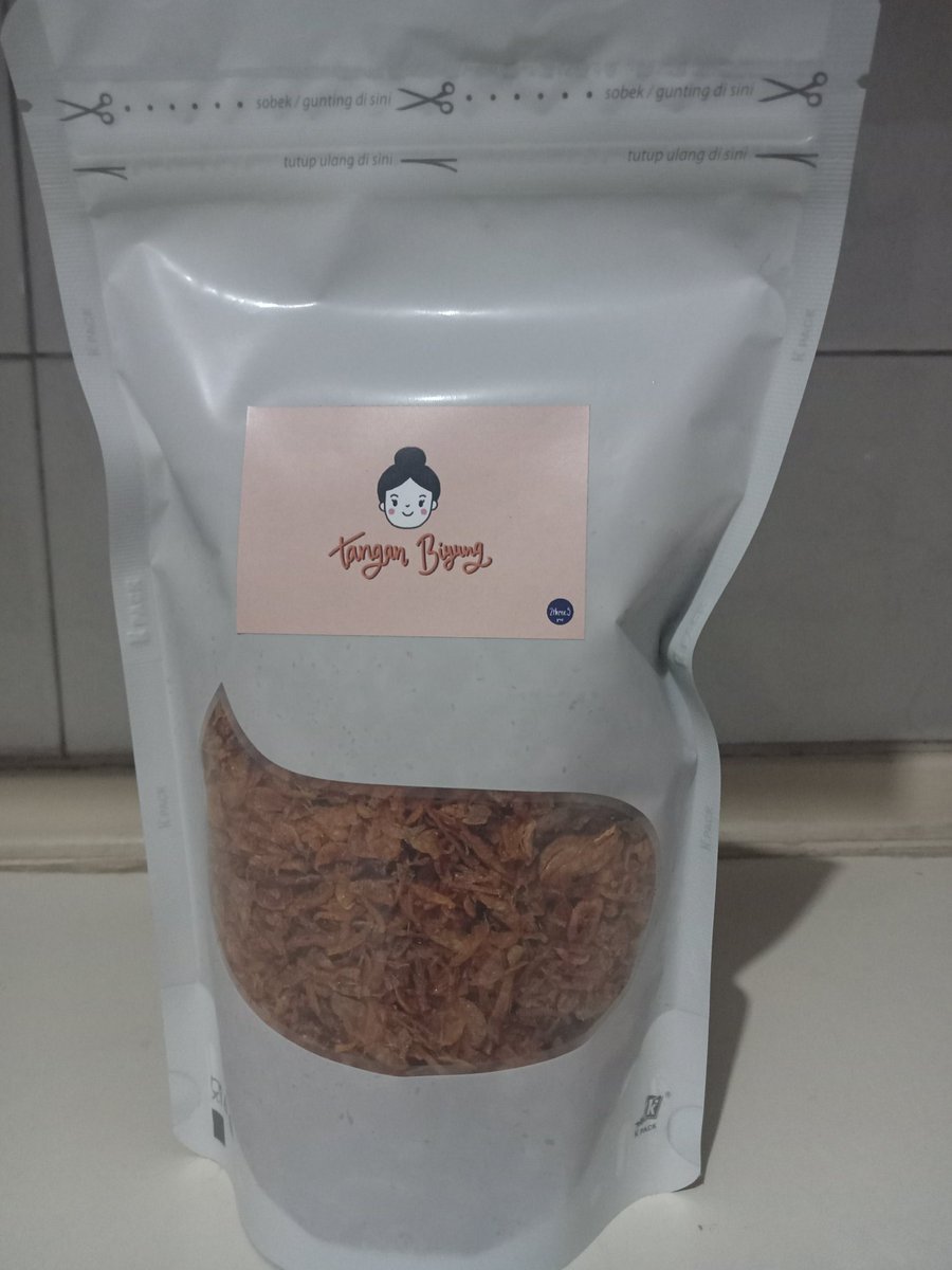 2three_5's tweet photo. ✨ Bawang Goreng Tangan Biyung ✨
Kemasaaaan baruuu 😍

Isi : 180 gram
Harga : 50K

Jauh lebih murah &amp; lebih banyak isinya 😍😍😍

#bawanggoreng #bagor #readystock #renyah #enak #hargapasdikantong https://t.co/pVgy5JxnJH