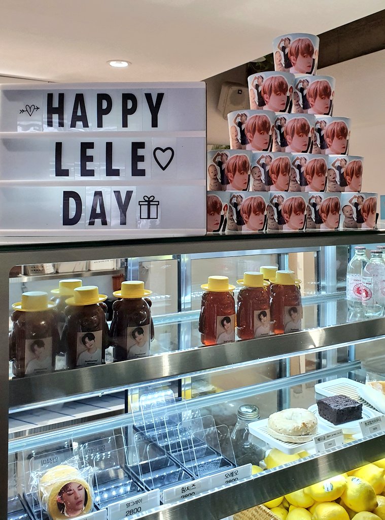 jisungdearest's tweet photo. 오늘 내 제일 좋아하는 카페으로 천러 생일 축하하러 갔어요. 🥳🐬 나눔 너무 많고 예뻐요!^^ 엽서 제일 좋아해요!! 카페도 아름답게 만들었어요 ~ 

#HAPPY_LELE_DAY 
#시즈니의_영원한_드림이_되어줘 
천러한테 항상 응원하고 생일 축하해줘서감사합니다 ♡ @beberberis https://t.co/VmDjUJiDFu