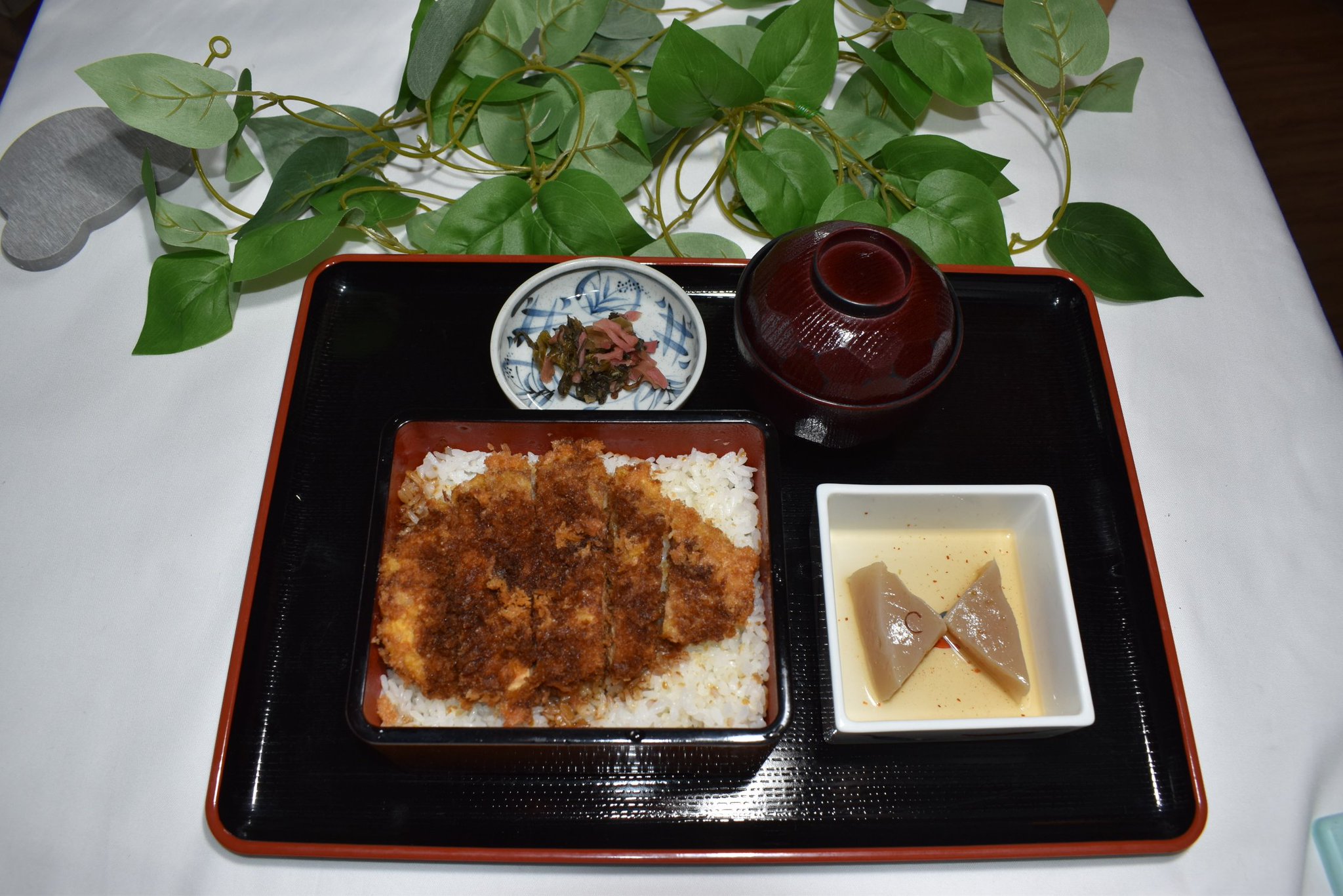 群馬サファリパーク みなさんこんばんは サファリのレストランのメニューにぶーぶーかつ重があります 明日お越しの方 サファリ を観たあとは レストランサバンナでご飯はいかがですか 待ってます レストランサバンナ ぶーぶーかつ重 群馬