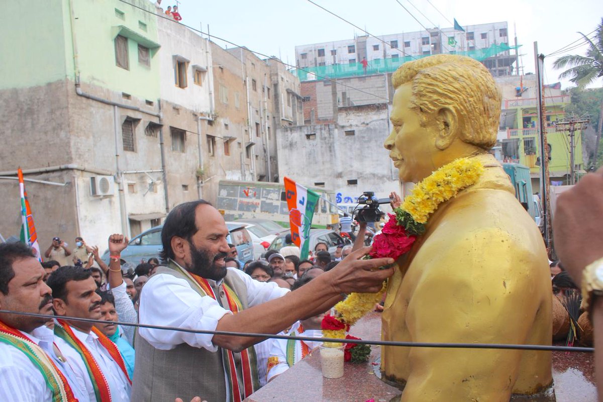 Garlanded the statue of @INCIndia leader, Late P Janardhan Reddy (PJR) Garu and formally kickstarted @INCTelangana #GHMCElections2020 campaign with a padayatra in Rahmathnagar division in Jubilee Hills Constituency.
#GHMCWithCongress https://t.co/mgZsVbru85