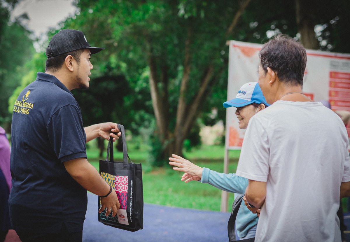 Hari ini di Seberang Jaya saya menyantuni warga sambil beriadah bersama keluarga.Pasukan DUN Seberang Jaya & ARMADA Permatang Pauh menyantuni para pengunjung ke Taman Tunku Seberang Jaya dan mengagihkan Kit ‘Face Mask’ Prihatin Skuad APEC 2020.