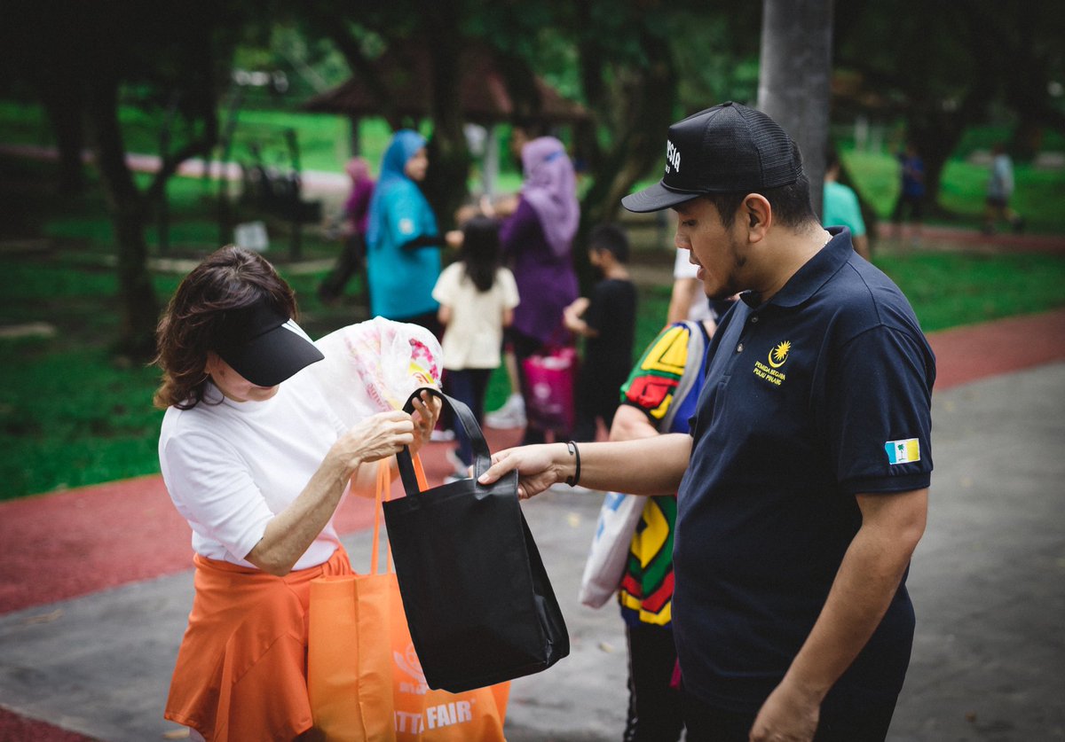 Hari ini di Seberang Jaya saya menyantuni warga sambil beriadah bersama keluarga.Pasukan DUN Seberang Jaya & ARMADA Permatang Pauh menyantuni para pengunjung ke Taman Tunku Seberang Jaya dan mengagihkan Kit ‘Face Mask’ Prihatin Skuad APEC 2020.