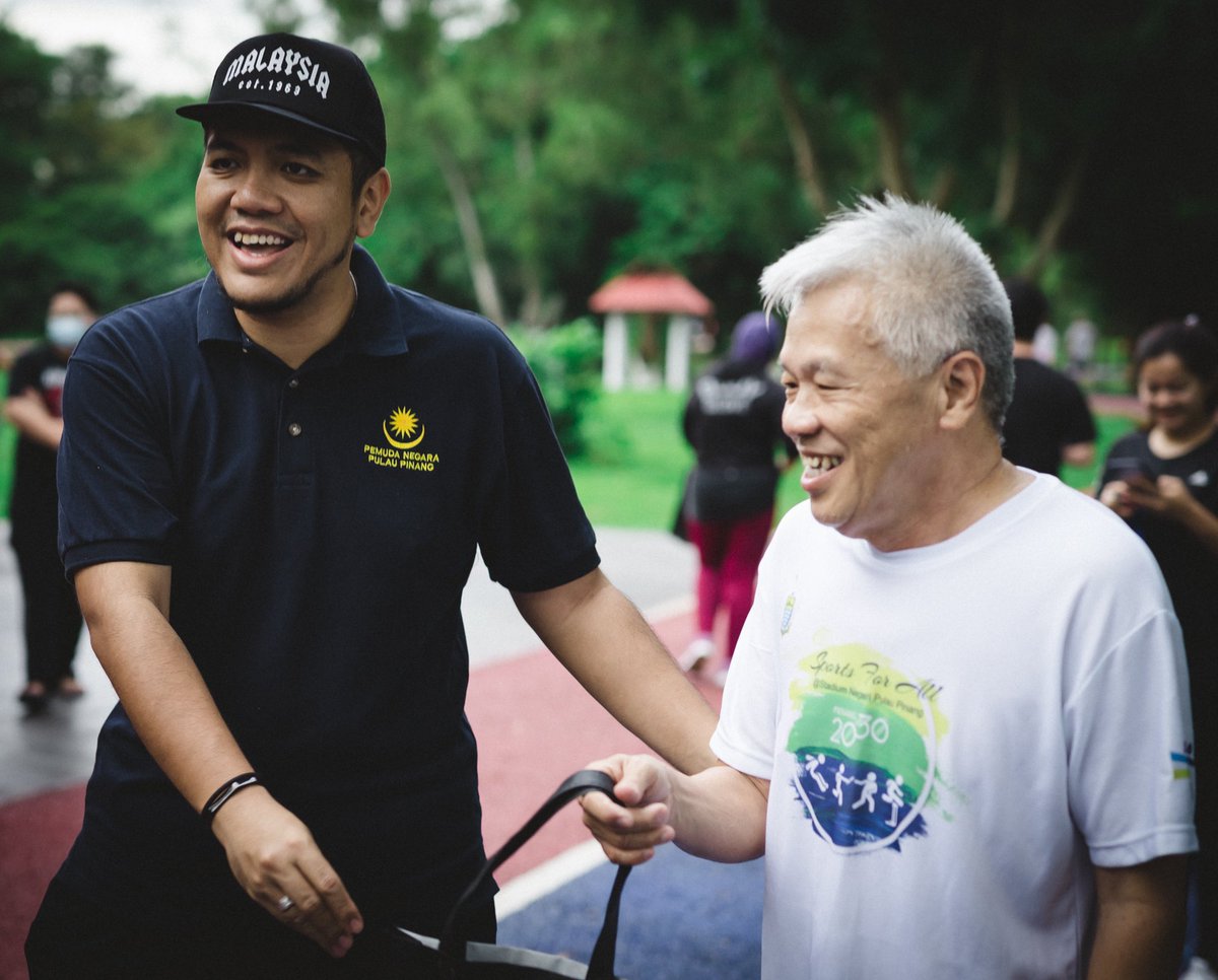 Hari ini di Seberang Jaya saya menyantuni warga sambil beriadah bersama keluarga.Pasukan DUN Seberang Jaya & ARMADA Permatang Pauh menyantuni para pengunjung ke Taman Tunku Seberang Jaya dan mengagihkan Kit ‘Face Mask’ Prihatin Skuad APEC 2020.