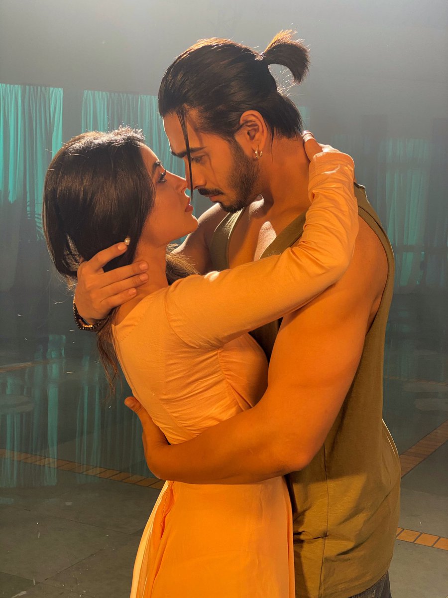 karansehmbi's tweet photo. New song out now #desaetera

https://t.co/qtQWTQPHKP https://t.co/hIjD6j3cZK