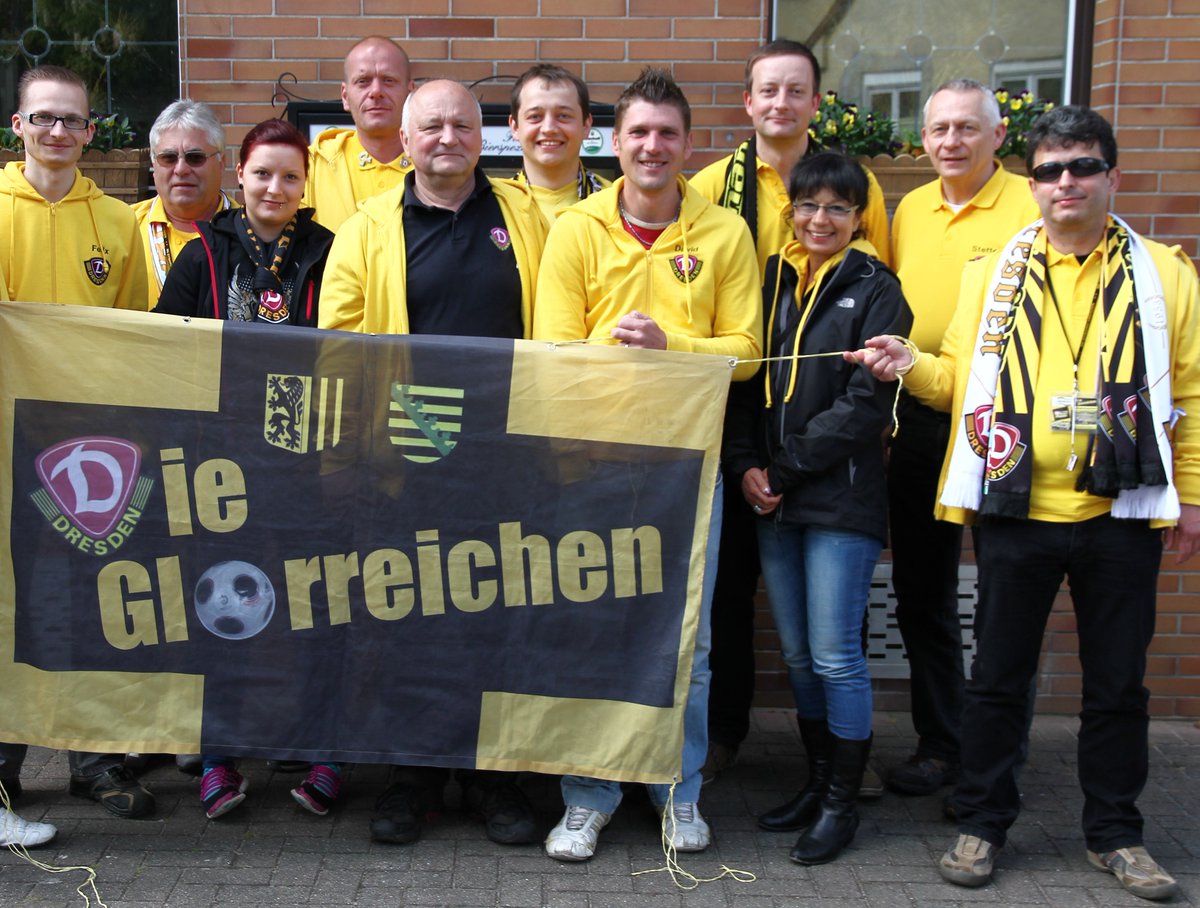 DynamoDresden's tweet photo. In unserer Fanclubvorstellung im November beschäftigen wir uns mit einer Gruppe Dynamo-Fans, die sich im Mai 2009 auf der Rückfahrt vom Auswärtsspiel der SGD in Düsseldorf dazu entschloss, einen eigenen Fanclub zu gründen: Die #Glorreichen.🖤💛 👉 https://t.co/I5zHNhR4rr #sgd1953 https://t.co/FkspgQKbez