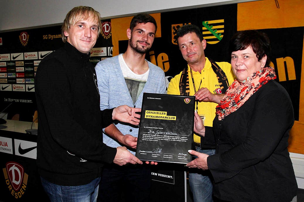 DynamoDresden's tweet photo. In unserer Fanclubvorstellung im November beschäftigen wir uns mit einer Gruppe Dynamo-Fans, die sich im Mai 2009 auf der Rückfahrt vom Auswärtsspiel der SGD in Düsseldorf dazu entschloss, einen eigenen Fanclub zu gründen: Die #Glorreichen.🖤💛 👉 https://t.co/I5zHNhR4rr #sgd1953 https://t.co/FkspgQKbez