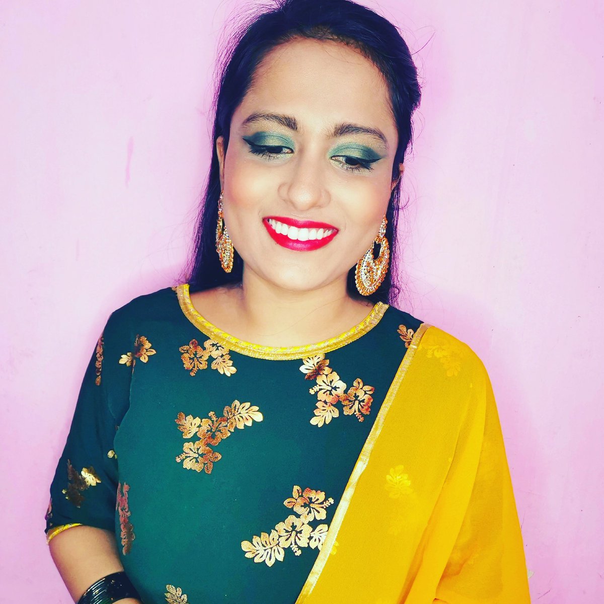 25_sana's tweet photo. Check out Wedding Party Makeup here https://t.co/Fd5wHIHtcE
#makeup #makeuptutorial #makeuplooks #makeuplook #makeupideas #partymakeup #weddingguestmakeup #weddingguest #eyemakeup #eyeshadow #eyeliner #indianblogger #beautybloggers #fashionblogger #makeuplover #makeupparty https://t.co/IGcLoNrIQW