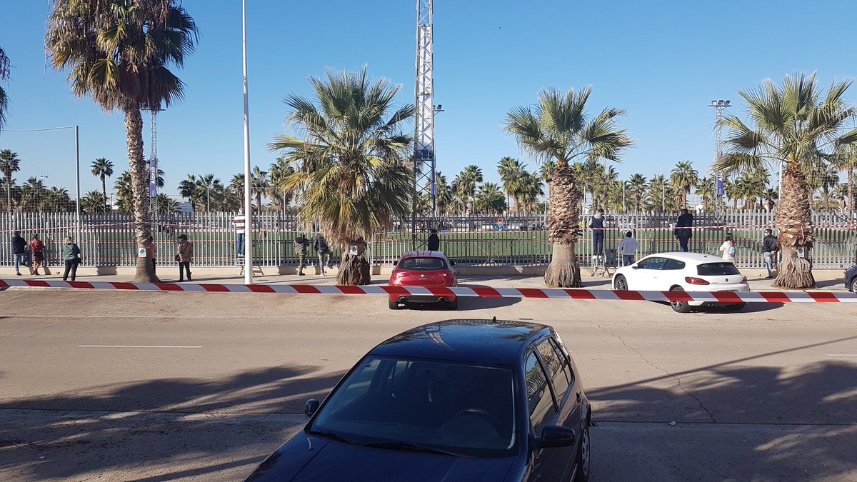 No más de veinte personas viendo este partido en Patacona. Pero mejor fuera de la instalación que dentro. Espacio abierto y despejado y todos con mascarillas. Incomprensible!!!