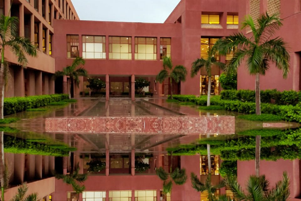 AKUGlobal's tweet image. #HappySunday from Aga Khan University Hospital, Karachi

#COVID2ndWaveIsReal:
- Wear a face mask
- Keep 2-meter distance from others
- Wash your hands frequently

Learn more hospitals.aku.edu/pakistan

📷 Humayoun Saeed