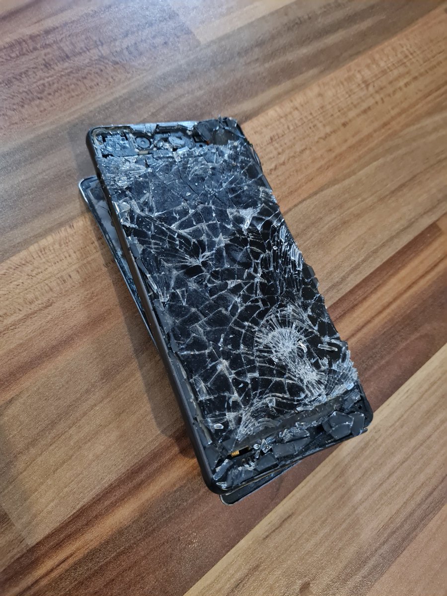 spennynew's tweet photo. Finally found my phone....in the middle of the road #ripphone π€¦ https://t.co/S82HLCa5n3