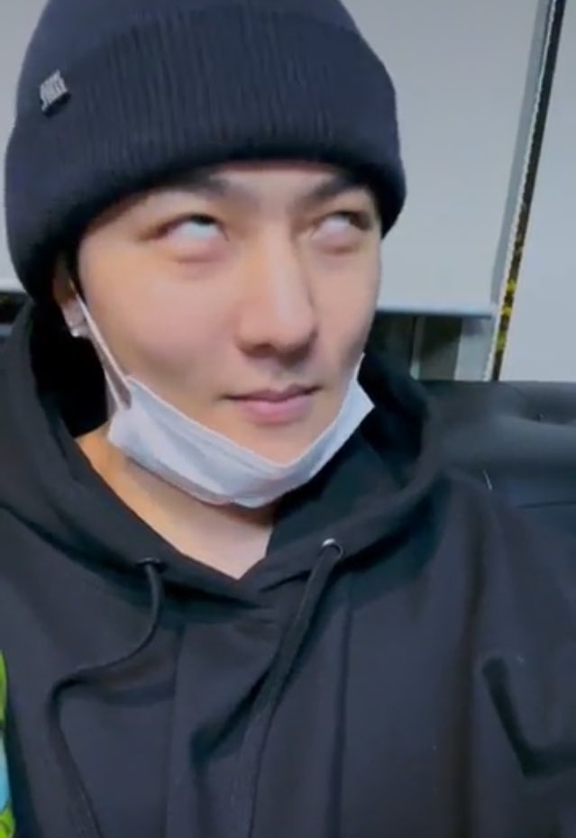 rendezwoous's tweet photo. Donghyuk: I’m not jealous (of Esther liking Chanwoo more)
Also Donghyuk after saying that: https://t.co/x8oJT4wx8Y