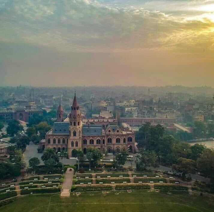 DanyalGilani's tweet photo. "گورنمنٹ کالج لاہور ایک درسگاہ ہے جس میں "س " کا حرف اضافی ہے "  💕 
~ اشفاق احمد https://t.co/IeHkFfEljk