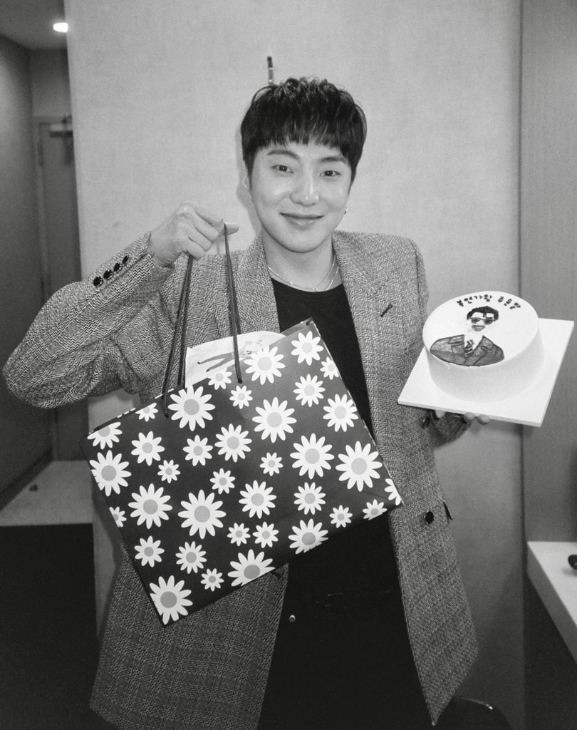 official_yoon_'s tweet photo. 매번 만날 때마다 따듯하게 챙겨주시는 복면가왕팀!! 감사해요💙 https://t.co/d8fpj2o0v7