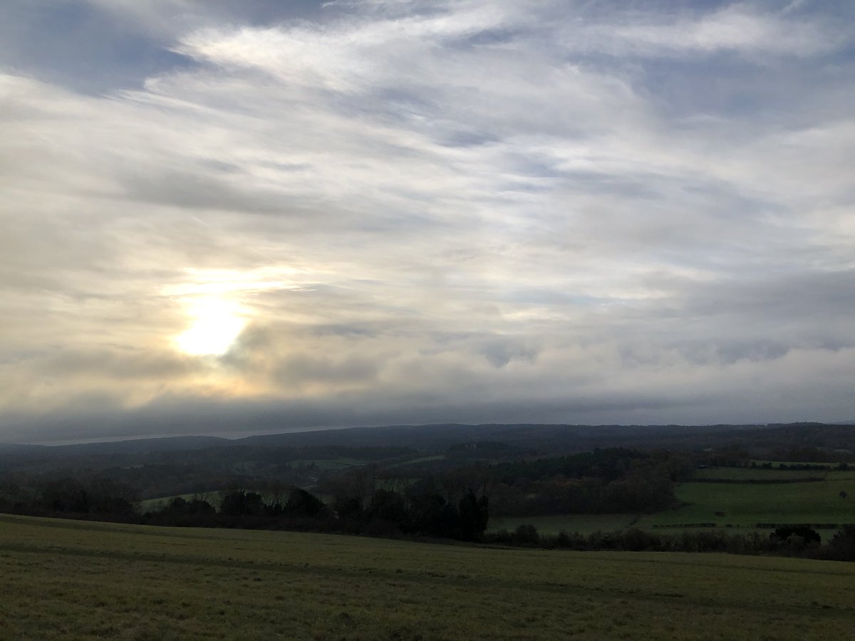 cm_charu's tweet photo. Morning walk across the beautiful #surreydowns ..Head clearing tranquility #sundayvibes .Now for the  🥓 sarnie &amp; masala chai #newlandscorner https://t.co/7vXo8hQpD2