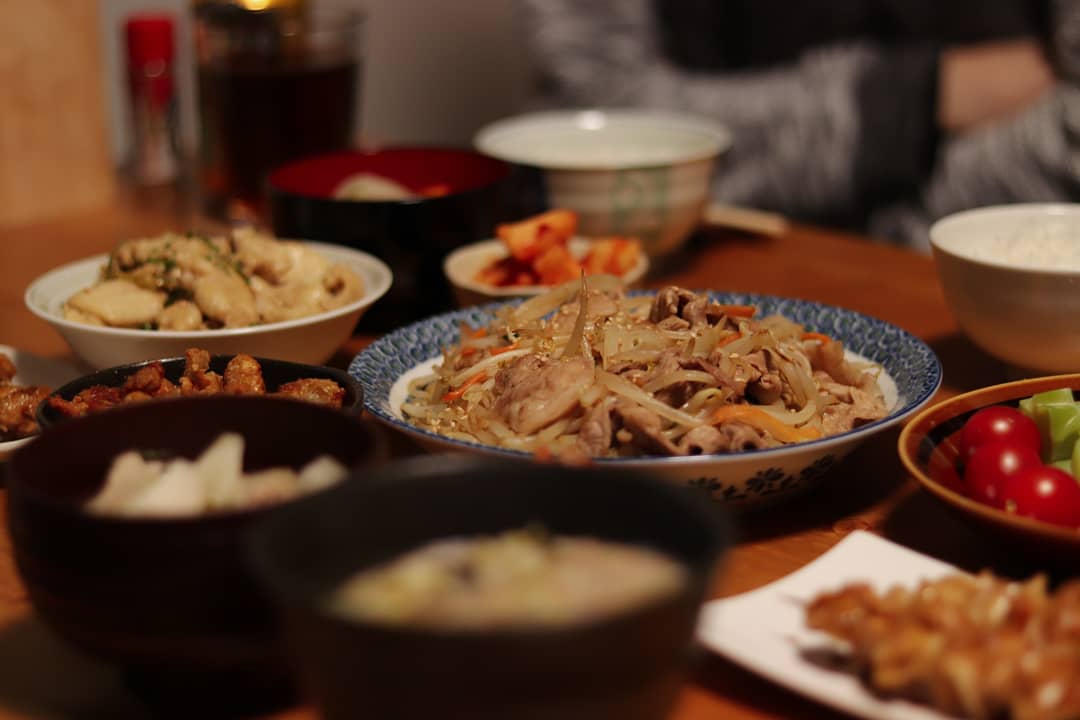 友人とご飯会でした。
全部手作りしました。

【メニュー】
・鶏皮ゆず胡椒ポン酢(辣油入り)
・鶏皮せんべい
・手製ダレの鶏皮串焼き
・自家製チー油の野菜炒め
・生姜とごま油香る豚汁