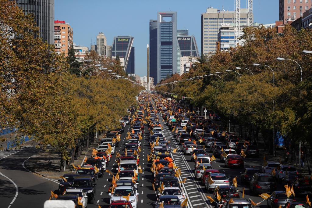 elmundoes's tweet photo. Esta es la imagen que deja a las 12 de la mañana de este domingo la Castellana de Madrid. 

Una 'marea' naranja de vehículos llena las calles en defensa de la concertada y al grito de #StopLeyCelaa https://t.co/WvkV9dljzH https://t.co/uiPPlDvm9o