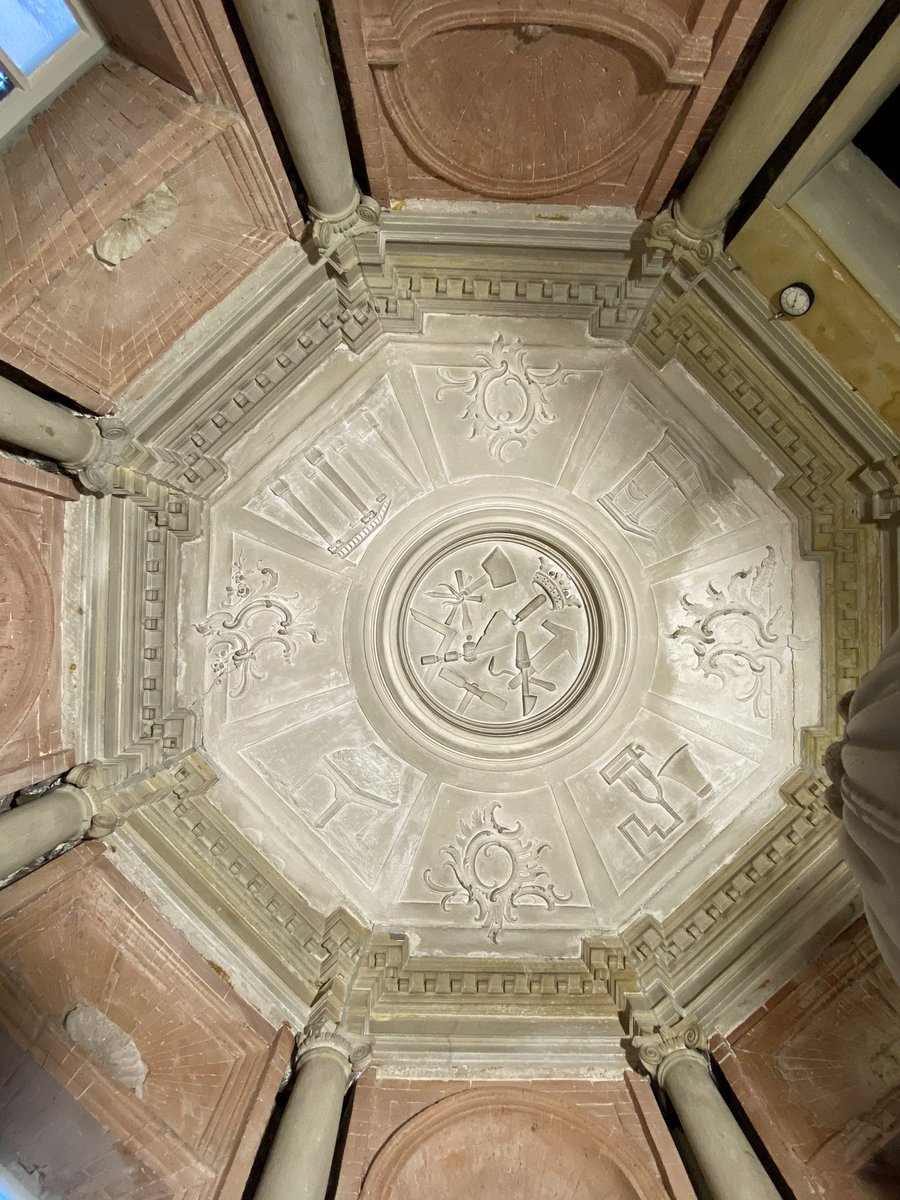DanielOudman's tweet photo. Wat een fraai #plafond, in de metselaarsgilde De Waag te #Amsterdam #handgemaakt door vermoedelijk Hendrik #Husly of Hans? In 1753 Samen in samenwerking en opdracht met @stuczardoni #concervering #consolideren @WSchoonenberg wat een fraai gebouw ook! #restauratie https://t.co/OGoXYJHGFt
