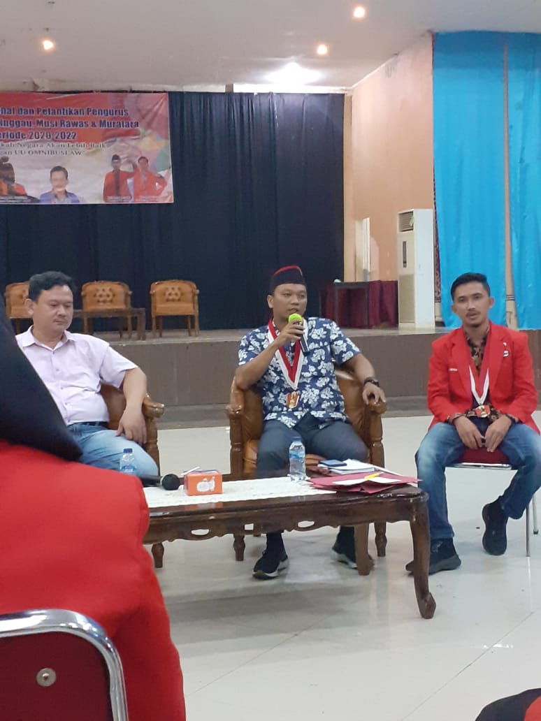 dppgmni_id's tweet photo. Merdeka !!!

Ketua Umum DPP GMNI membawakan materi dalam Seminar Nasional dan Pelantikan Pengurus DPC GMNI Lubuklinggau, Musi Rawas dan Muratara dengan Topik: "Apakah Negara Akan Lebih Baik Dengan UU OMNIBUS LAW ?"
#Omnibuslaw

Ketum &amp; Sekjend DPP GMNI 
@new_welll @SomarSujahri https://t.co/6Q4JTDtLEW