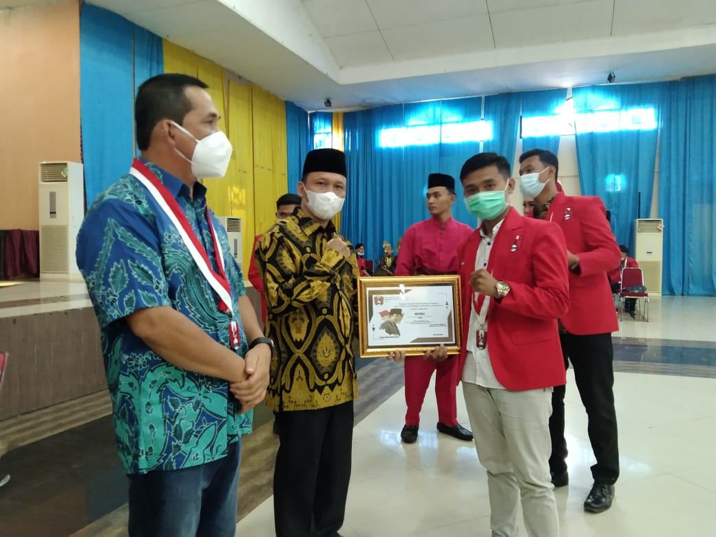 dppgmni_id's tweet photo. Merdeka !!!

Ketua Umum DPP GMNI membawakan materi dalam Seminar Nasional dan Pelantikan Pengurus DPC GMNI Lubuklinggau, Musi Rawas dan Muratara dengan Topik: "Apakah Negara Akan Lebih Baik Dengan UU OMNIBUS LAW ?"
#Omnibuslaw

Ketum &amp; Sekjend DPP GMNI 
@new_welll @SomarSujahri https://t.co/6Q4JTDtLEW