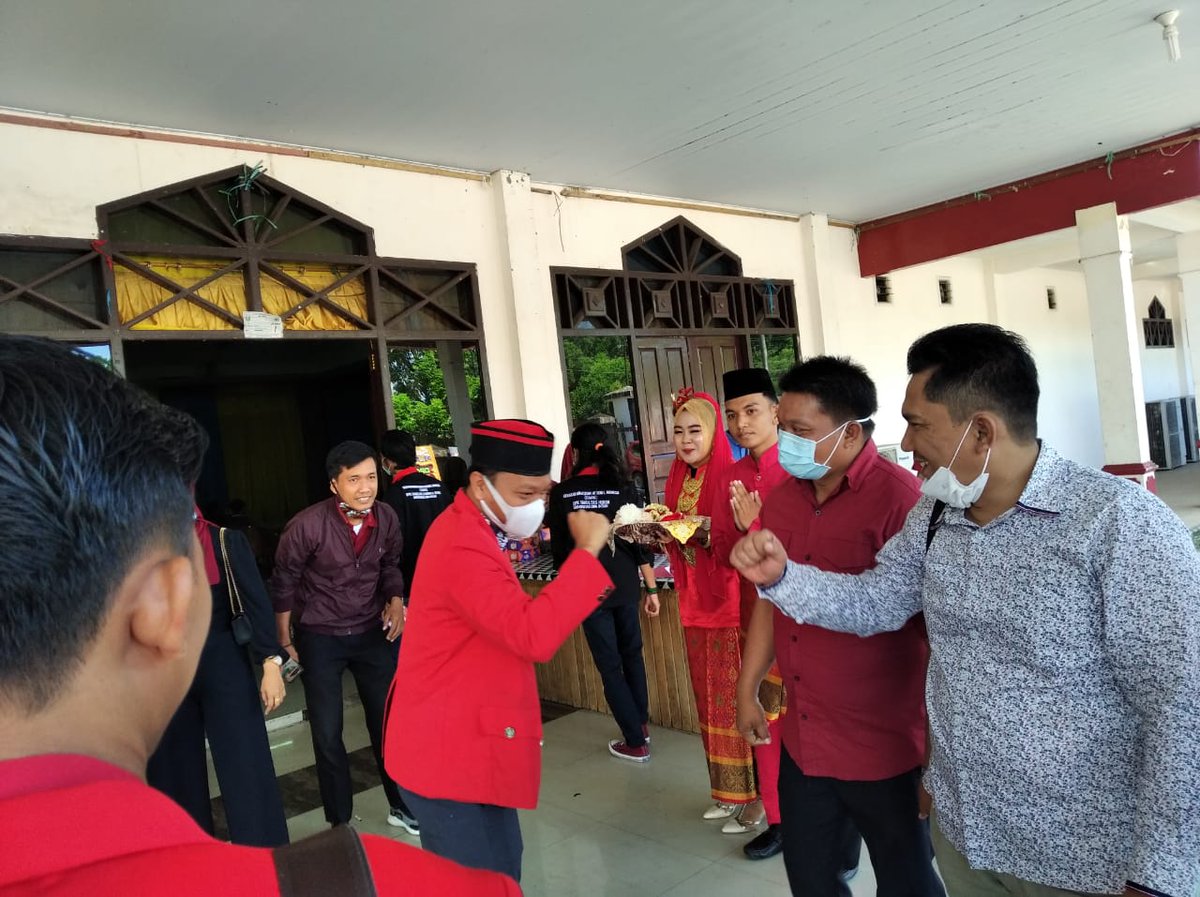 dppgmni_id's tweet photo. Merdeka !!!

Ketua Umum DPP GMNI membawakan materi dalam Seminar Nasional dan Pelantikan Pengurus DPC GMNI Lubuklinggau, Musi Rawas dan Muratara dengan Topik: "Apakah Negara Akan Lebih Baik Dengan UU OMNIBUS LAW ?"
#Omnibuslaw

Ketum &amp; Sekjend DPP GMNI 
@new_welll @SomarSujahri https://t.co/6Q4JTDtLEW