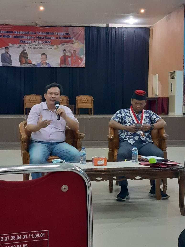 dppgmni_id's tweet photo. Merdeka !!!

Ketua Umum DPP GMNI membawakan materi dalam Seminar Nasional dan Pelantikan Pengurus DPC GMNI Lubuklinggau, Musi Rawas dan Muratara dengan Topik: "Apakah Negara Akan Lebih Baik Dengan UU OMNIBUS LAW ?"
#Omnibuslaw

Ketum &amp; Sekjend DPP GMNI 
@new_welll @SomarSujahri https://t.co/6Q4JTDtLEW