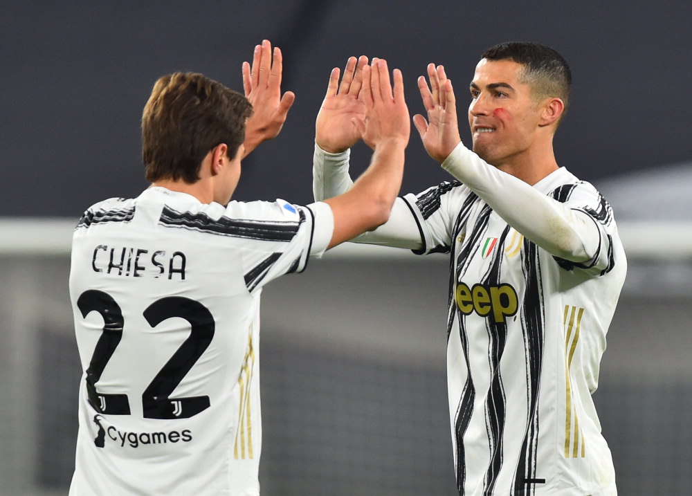 джузеппе меацца итальянский футболист. футболисты серии а красная. сандро скаркилли. красная полоса на щеке у футболистов. красная полоса на лице итальянских футболистов.