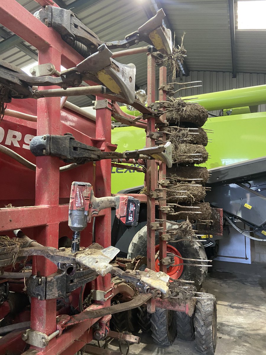 Beans all drilled quick switch back to duet  coulters then hopefully get the last few bits of wheat in this week #Milwaukee #horsch #sprinter