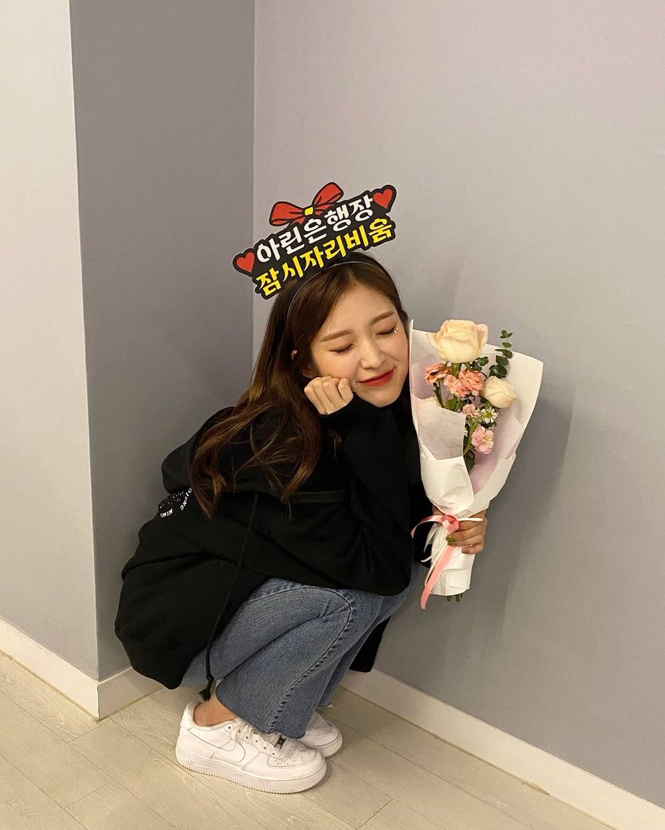 WMOMG_ID's tweet photo. 201122 #Arin Instagram Update
"i'm on duty now 💜 i'm so touched...#뮤뱅 I Love You😍
#오마이걸겨울동화 #TheLostMemory 끝 ♡"
🔗 https://t.co/zC5vb6Z7mk
#OHMYGIRL #오마이걸 #아린 https://t.co/Ed7OtnIGzR