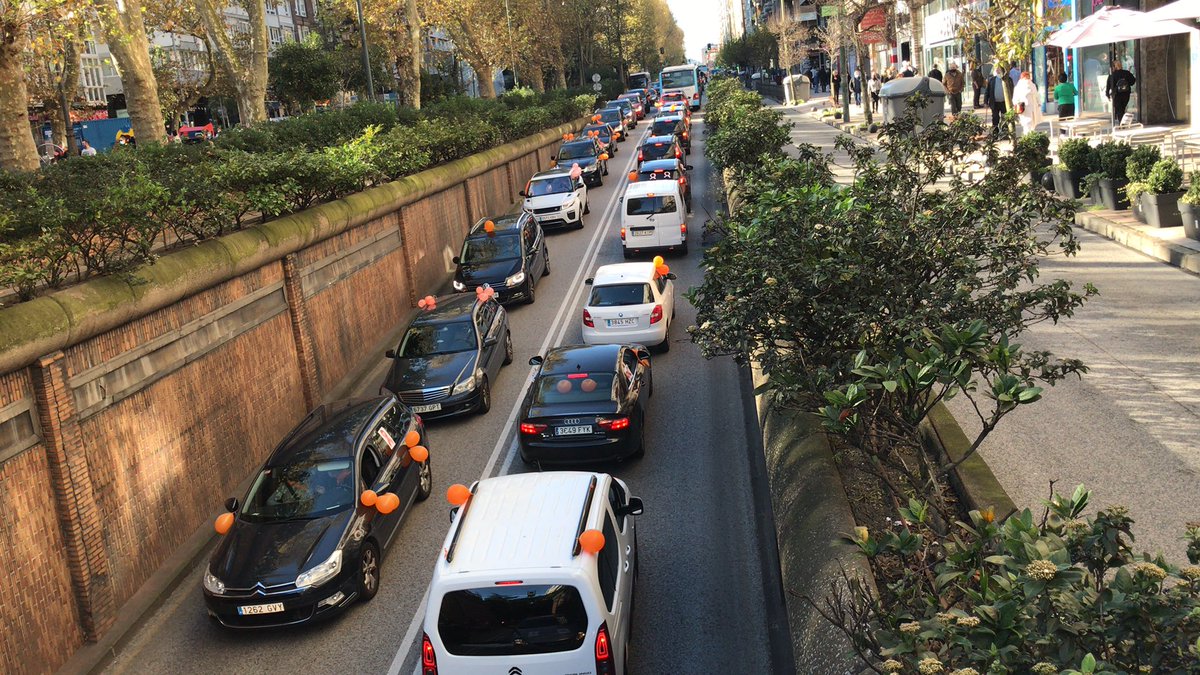 USOCantabria's tweet photo. Y la protesta contra #StopLeyCelaa colapso #Santander. Varios miles de vehículos participan. Un éxito rotundo del rechazo a la #LOMLOE .#MasPluralesCantabria #MasPlural https://t.co/GJCoeBJAoH