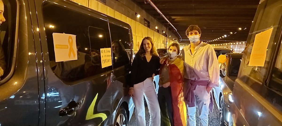SarinaBlanco's tweet photo. Hasta haciendo amigos que me decoran el coche. Todos unidos en contra de esta ley injusta. #StopLeyCelaa #MasPlural @a_elegir https://t.co/PDld71mJm0