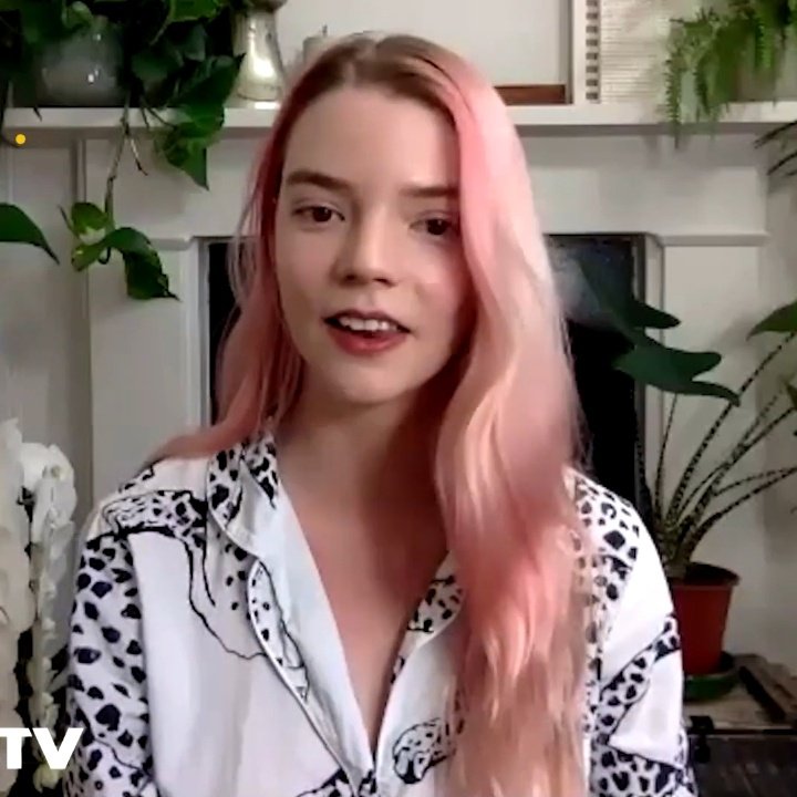kisssgirls's tweet image. pink haired anya taylor joy world domination 👩‍❤️‍💋‍👩