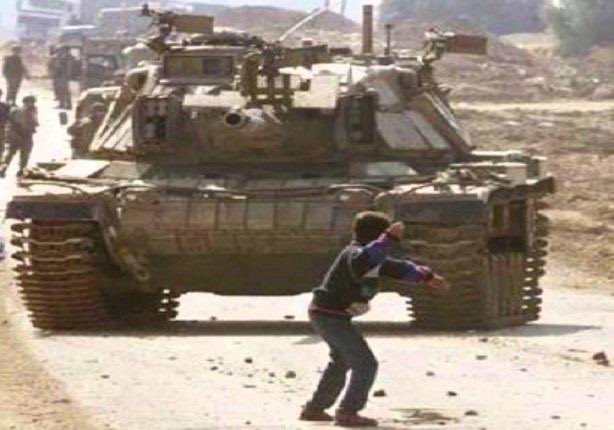 ghadaoueiss's tweet photo. هذه صورة الطفل الفلسطيني فارس عودة الشهيرة وهو يتصدى بجسده النحيل وفي يده حجر صغير لدبابة تحتل أرضه
جيش الاحتلال الاسرائيلي قتل فارس الطفل الاعزل برصاصة في عنقه
وقتل غيره كثيرين وشرّد الملايين.
الاحتلال لم ينهِ المقاومة والرصاص لم يقتل فارس.
فكم من فارس حيّ في غزة وكل فلسطين. https://t.co/Y47rGczFSh