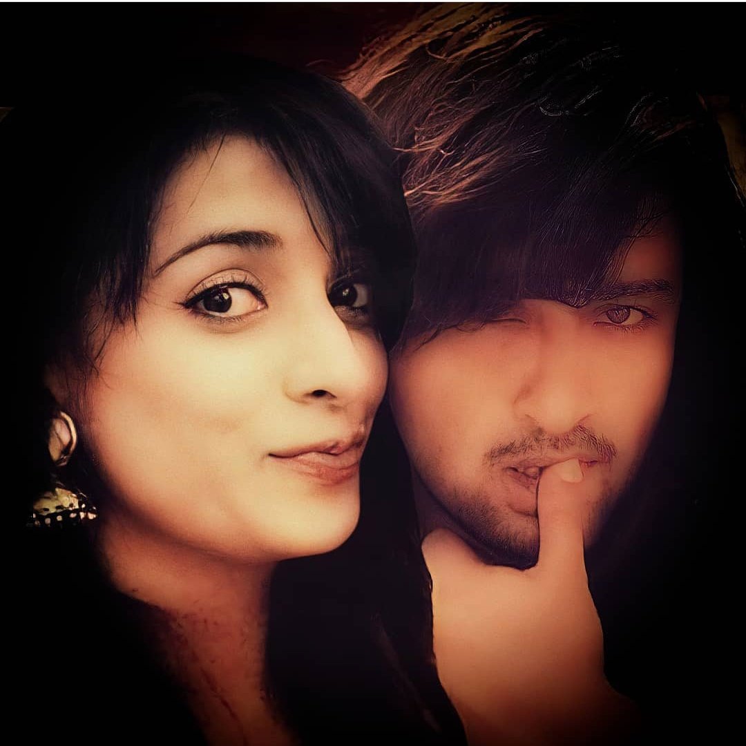 Rainbow71665662's tweet photo. Lets take a selfie baby... ITS SELFIE TIME...
MY TV CRAVES DOR SHAHEER POOJA https://t.co/lrvbXS5Tww