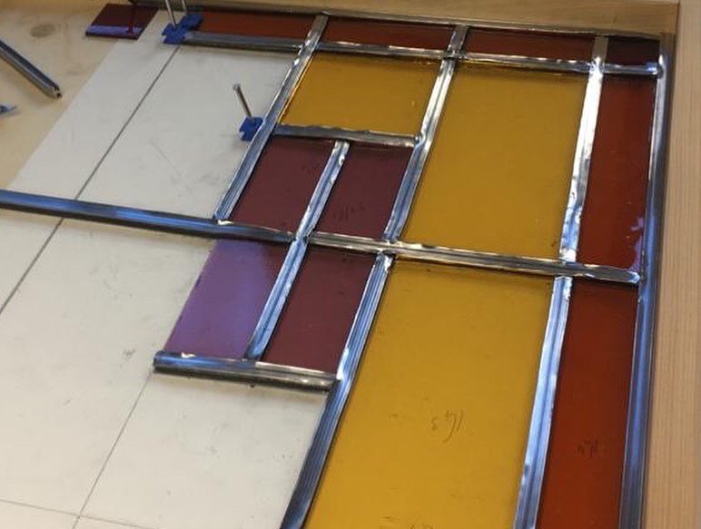 Deze week is een geweldige start gemaakt met het glas-in-lood. Onder de bekwame leiding van Nicole Nolde leren de vrijwilligers van #AtelierStadsrevisie #Heerlen elke week meer over deze mooie ambacht. Goed voor de stad, en jezelf. 🙂 atelierstadsrevisie.nl