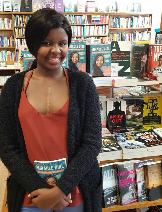 kagisodoc's tweet photo. This is a 20-year-old girl Sivosethu Ndubela from Port Elizabeth. She is the author of the book "Miracle Girl" She was orphaned at 13 years old. Sivosethu had a life-threatening heart condition and underwent two open-heart surgeries. Despite all the odds stacked against her, https://t.co/CGXJOws1Je