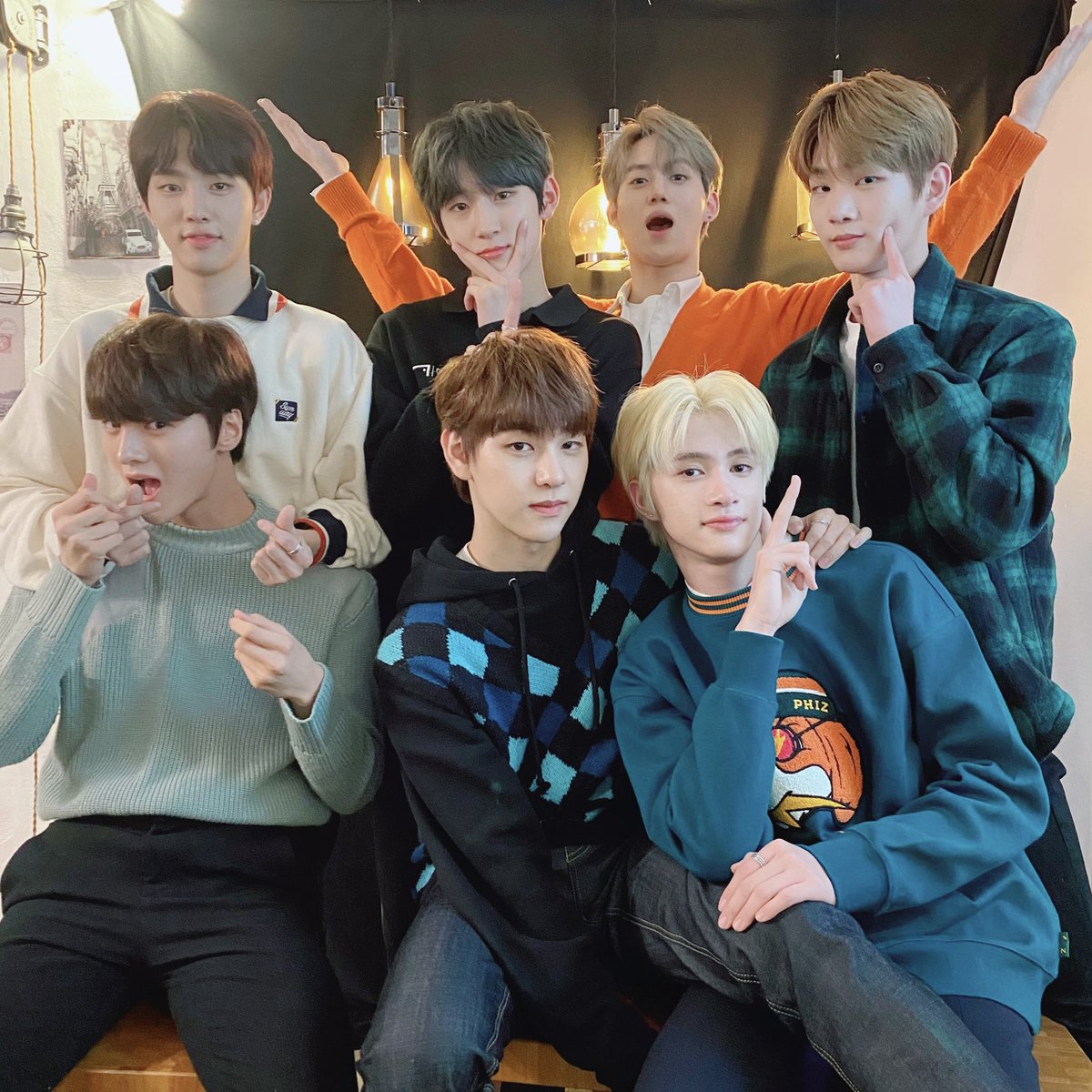 DRIPPIN's tweet photo. [📸] 20.11.22 Video Call Event💚

하하호호 웃음소리가 끊어질 틈 없이
즐거운 대화가 가득했던 우리의 영통📱🧡
오늘도 팬 분들을 만나서 행복했어요💖

#DRIPPIN #드리핀
#Boyager #Nostalgia https://t.co/LGkVZjfqYf