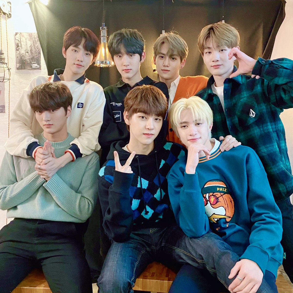 DRIPPIN's tweet photo. [📸] 20.11.22 Video Call Event💚

하하호호 웃음소리가 끊어질 틈 없이
즐거운 대화가 가득했던 우리의 영통📱🧡
오늘도 팬 분들을 만나서 행복했어요💖

#DRIPPIN #드리핀
#Boyager #Nostalgia https://t.co/LGkVZjfqYf