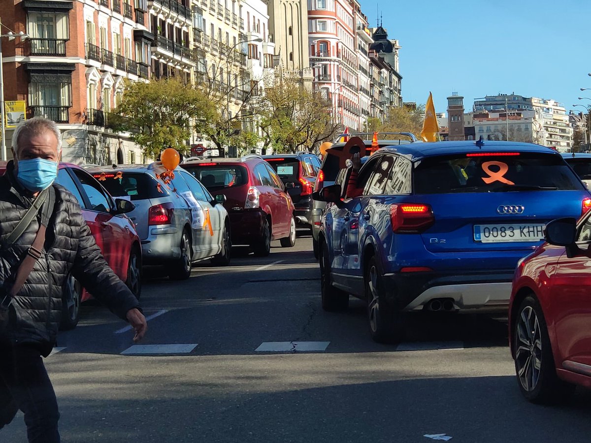 laura_serrano86's tweet photo. Llenamos Madrid de corazones verdes y naranjas por una educación #MasPlural 🧡💚🧡💚 #StopLeyCelaa 🧡💚🧡💚 #inclusivaSIespecialTAMBIEN https://t.co/jxoMPAQwtW