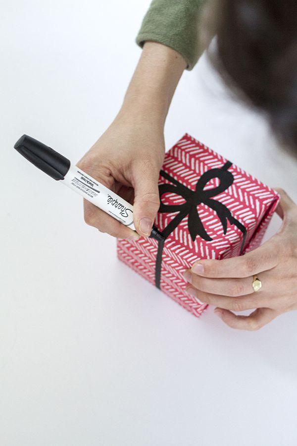 DetectiveGifts's tweet photo. #GiftsWrapping &amp; Package  : For those of us whose bows always seem to get dislodged (or destroyed) en route ... _ 

https://t.co/F9AfLBOTQn https://t.co/4bZ1NBeQHI