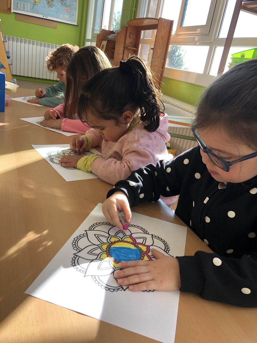escolasantjoan's tweet photo. A la classe dels gats ens agrada molt pintar Mandales! A més ens agraden molt aquestes estonetes de calma i música de fons
#escolasantjoan #berga #educacioinfantil #p4 #p5 #grupsinternivells #elsgats #pintem #mandala #concentraciómàxima #momentsdecalma #músicadefons #ensagrada https://t.co/g5qVJ42zVc