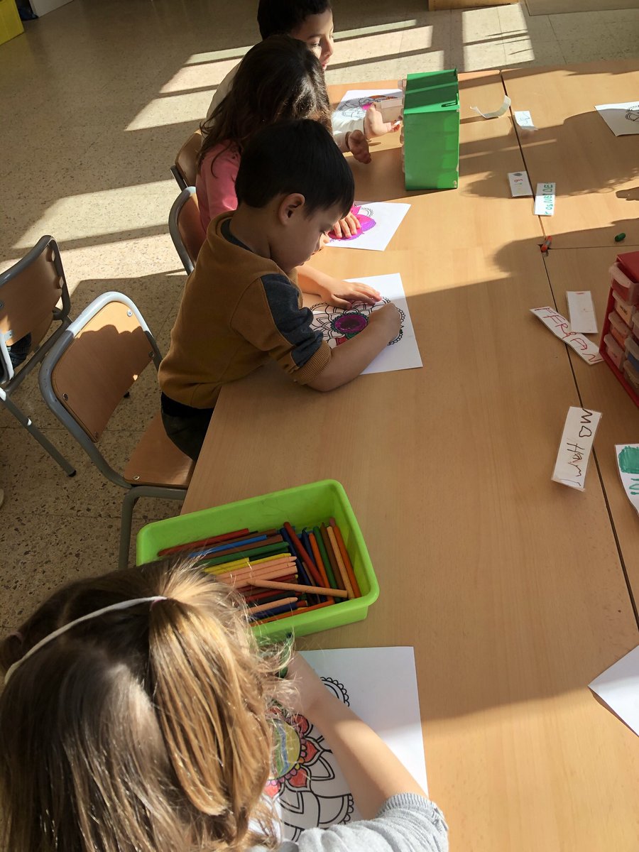 escolasantjoan's tweet photo. A la classe dels gats ens agrada molt pintar Mandales! A més ens agraden molt aquestes estonetes de calma i música de fons
#escolasantjoan #berga #educacioinfantil #p4 #p5 #grupsinternivells #elsgats #pintem #mandala #concentraciómàxima #momentsdecalma #músicadefons #ensagrada https://t.co/g5qVJ42zVc