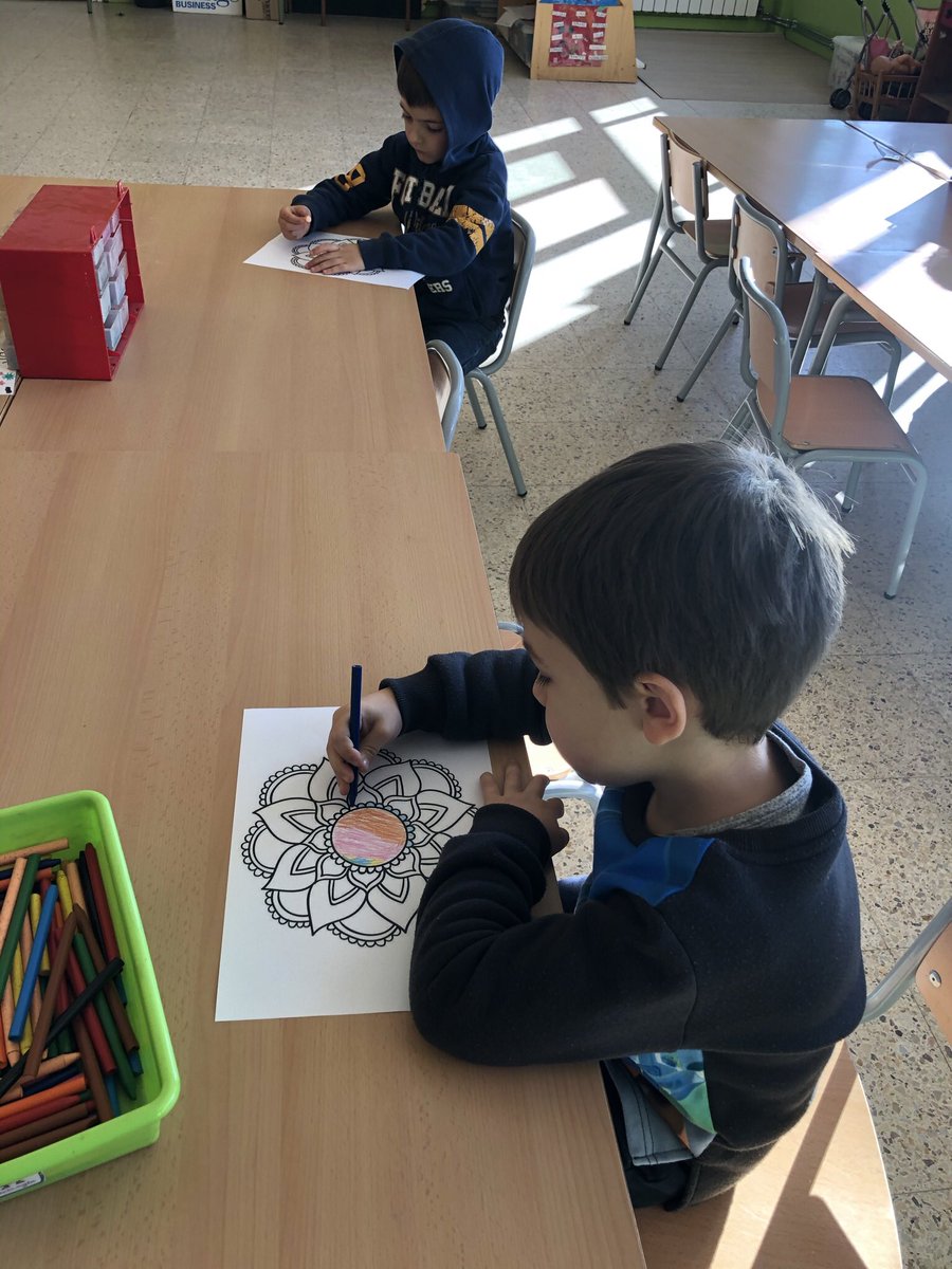 escolasantjoan's tweet photo. A la classe dels gats ens agrada molt pintar Mandales! A més ens agraden molt aquestes estonetes de calma i música de fons
#escolasantjoan #berga #educacioinfantil #p4 #p5 #grupsinternivells #elsgats #pintem #mandala #concentraciómàxima #momentsdecalma #músicadefons #ensagrada https://t.co/g5qVJ42zVc