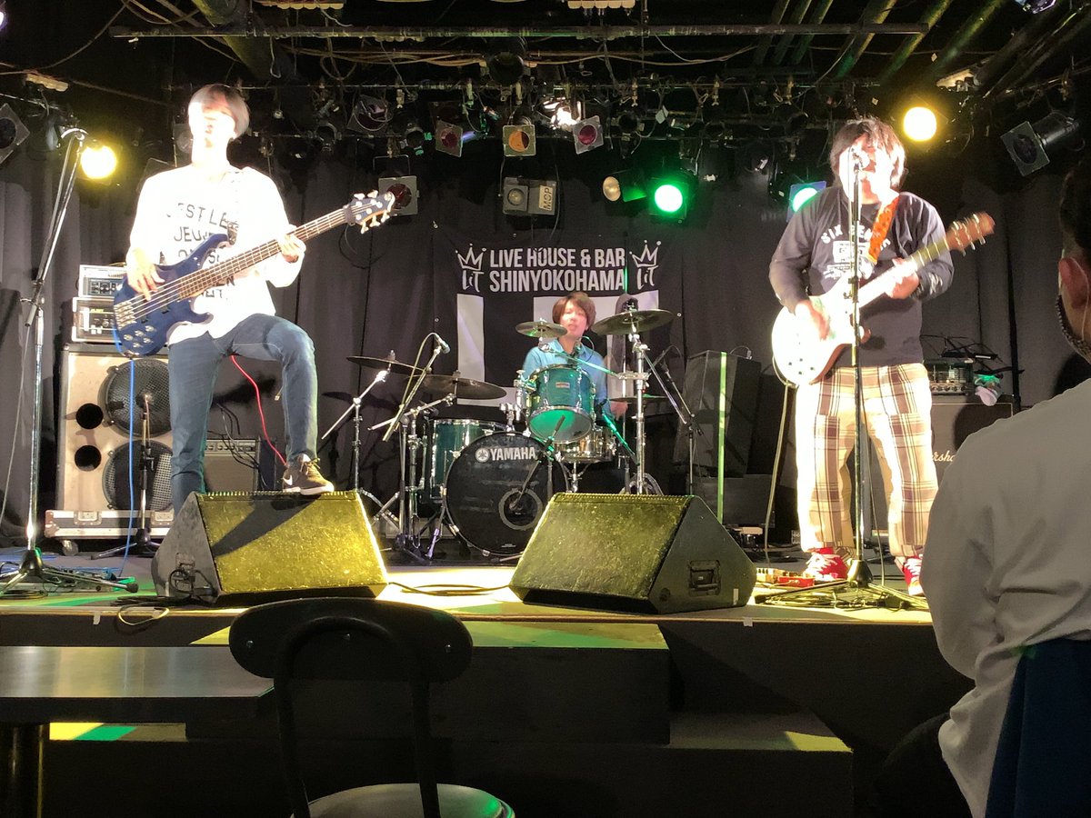 beer_mk's tweet photo. 新横浜でライブ観てきた
生音はいいなー
直接だからこそ伝わる空気感ってやっぱりある。
今日のメンツもかっこよかった!
#STARTINGHERE
#ジョニクロ
#danny
コロナはまだまだ終息しそうにないけど、ライブ出来る場所がどんどん減ってくのはそこでの思い出ごと潰されそうで辛い
頑張れライブハウス https://t.co/Tnu34SwOmr
