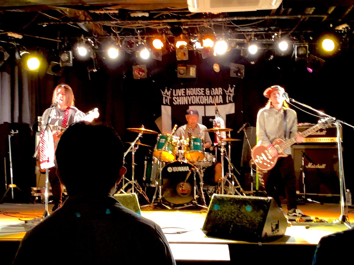 beer_mk's tweet photo. 新横浜でライブ観てきた
生音はいいなー
直接だからこそ伝わる空気感ってやっぱりある。
今日のメンツもかっこよかった!
#STARTINGHERE
#ジョニクロ
#danny
コロナはまだまだ終息しそうにないけど、ライブ出来る場所がどんどん減ってくのはそこでの思い出ごと潰されそうで辛い
頑張れライブハウス https://t.co/Tnu34SwOmr