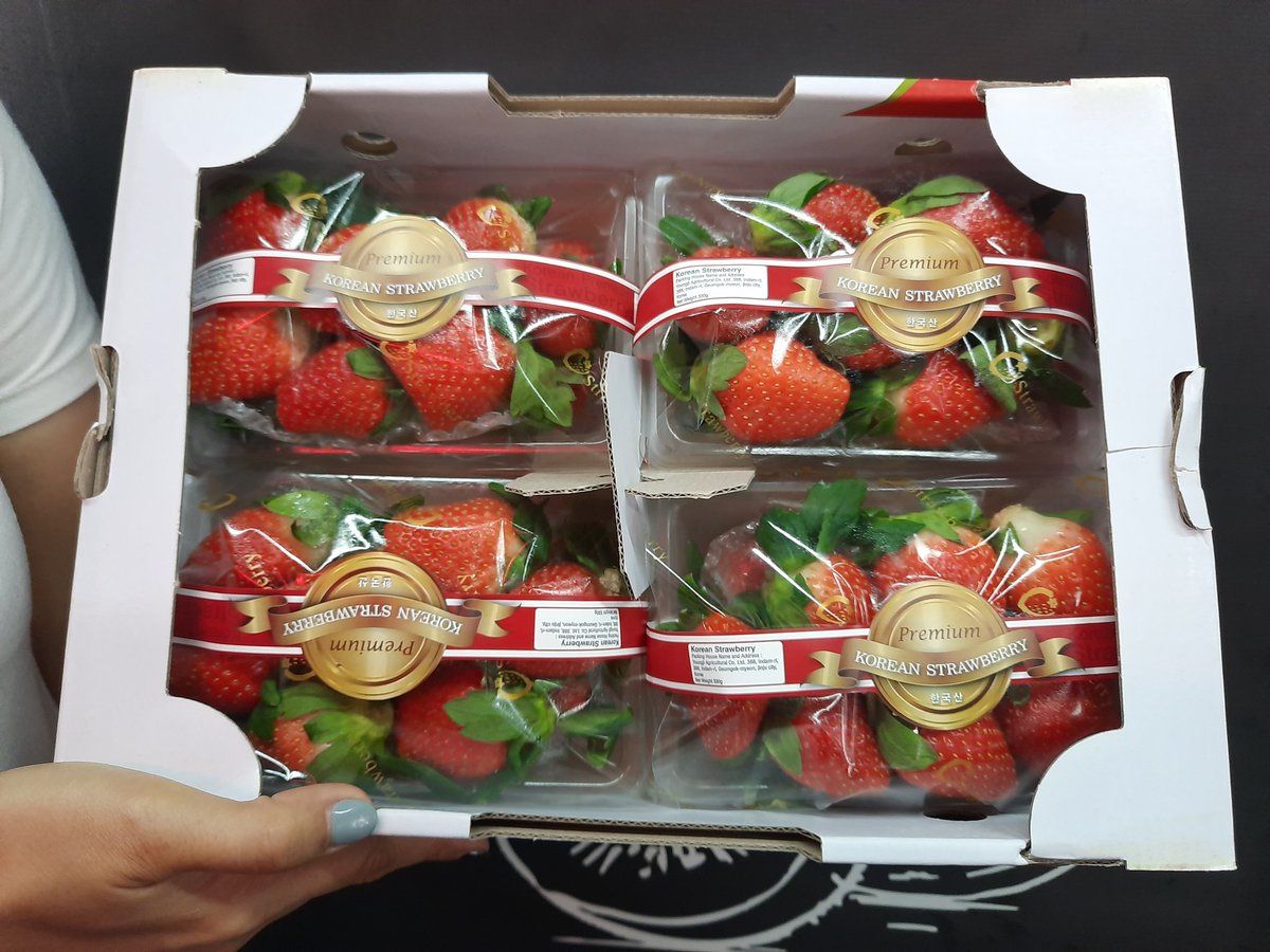 Nuj53886874's tweet photo. 🍓 #สตอเบอรี่เกาหลี 🍓โบว์ทอง เกรดพรีเมี่ยม 🍓หวาน หอม
บินตรงจากเกาหลี มาแล้วจร้า พร้อมส่งต่อให้ลูกค้าทุกท่าน 
ถาดละ 4 แพ็ค/แพ็คละ 330 g.
✅ราคา 1,450 บาท 💥ฟรีค่าจัดส่งรถห้องเย็น
✅ส่งด่วนกทม. และใกล้เคียงสอบถามได้นะคะ
#ร้านiamfruits #iamfruits #สตอเบอรี่ #สตอเกาหลี #ตลาด #ผลไม https://t.co/JGaa3r7Msw